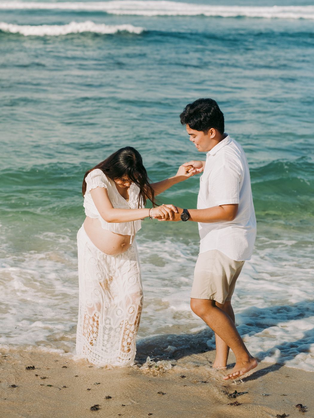 Beach maternity session of Teja and Desy in Bali by Kadek Aris